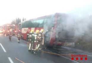 S'incendia el motor d'un autobús en plena carretera a Hostalric
