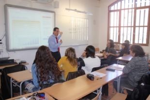 Lliçons d'economia per a petites butxaques d'entre 16 i 65 anys a l'escola d'adults de Girona