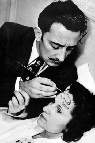 Un web de fotografia històrica publica un 'fake' de Salvador Dalí pintant un penis sobre Gala