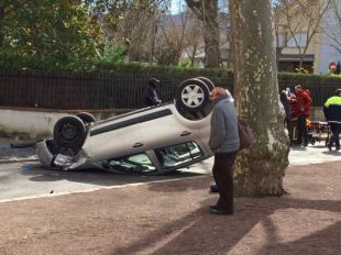 Un cotxe atropella dos vianants al centre d'Olot