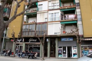 L'ocupació de cinc pisos enfronta l'Ajuntament de Salt i la PAHC