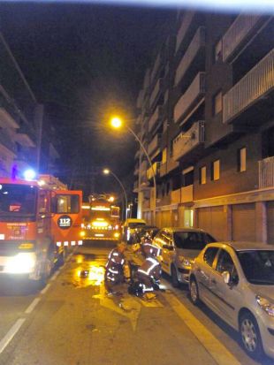 Tres ferits lleus i 45 desallotjats en l'incendi d'un pis a Girona