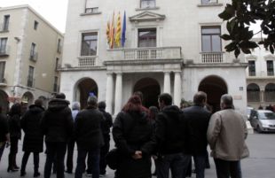 Mig centenar de treballadors municipals protesten davant l'Ajuntament de Figueres
