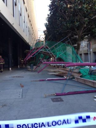La tramuntana tira a terra una bastida al centre de Girona