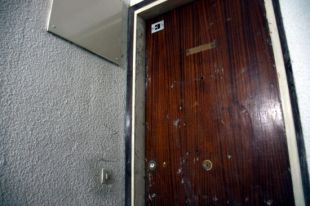 Els veïns del bloc de Salt amb pisos ocupats se senten enganyats i demanen que la situació es legalitzi