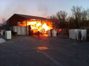 Un incendi crema bales de paper i un cobert a l'exterior d'una paperera de Beuda