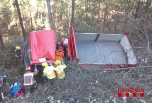 Ferit greu el conductor d'un camió en bolcar en una pista forestal a Santa Coloma de Farners