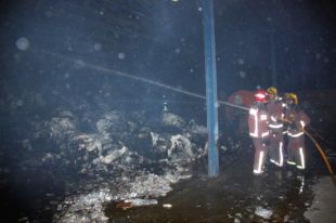 Extingit l'incendi en una paperera de Beuda