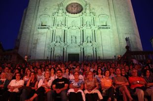 Maria del Mar Bonet acompanyada per més de 150 veus omple les escales de la catedral 