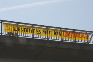 Unió de Joves declara mort l'Estatut i reivindica l'autodeterminació a través de pancartes