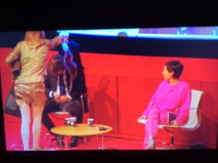 Llancen una gerra d'aigua damunt d'Albert Serra en un acte al Tate Modern
