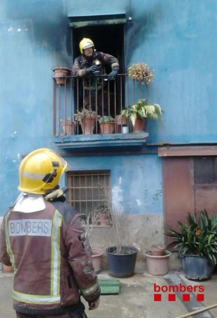 Una persona afectada pel fum d'un incendi en una casa de Navata