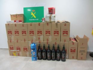 Enxampen una furgoneta amb 10.000 paquets de tabac i 30 litres d'alcohol de contraban
