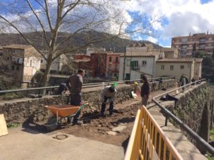 Comencen els treballs per trobar i resturar l'enllosat original del pont medieval de Sant Joan les Fonts