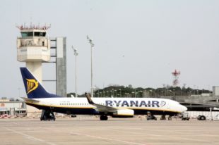 El Govern haurà de revisar el compliment dels contractes turístics signats amb Ryanair 