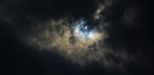 L'eclipsi de sol es deixa veure tímidament a Figueres