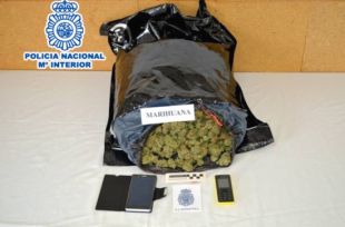 Detingut el passatger d'un autobús amb 1,5 kg de marihuana 
