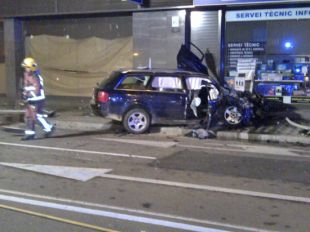 Dos vehicles implicats en un accident al centre de Figueres