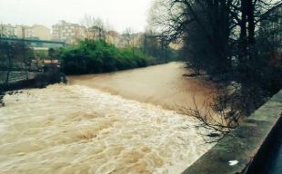 El Fluvià es desborda a Sant Joan les Fonts i dispara les alarmes