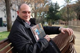 El periodista Xavier Bosch inaugura 'Portades de l'Ara. Quatre anys de periodisme creatiu'
