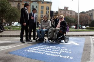Girona vol posar fre als incívics que aparquen damunt les places de minusvàlids