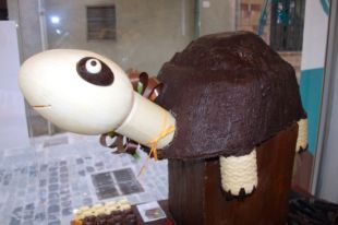 El pas cap a la independència simbolitzat en una mona de Pasqua de 25 kg