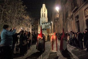 Girona reviu la solemnitat de la Setmana Santa amb la processó del Sant Enterrament
