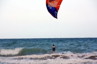 Ferit crític en estampar-se contra uns apartaments mentre feia 'kitesurf' a Pals