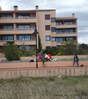 Continua en estat crític l'home que va xocar contra un mur mentre feia 'kitesurf' a Pals