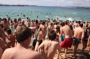 Unes 500 persones participen en 'El primer bany de l'any' de Palamós