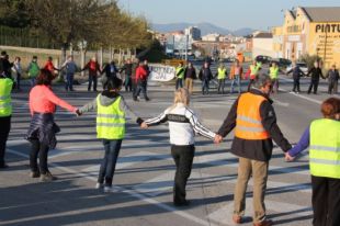 150 persones tallen l'N-260 a Vilafant per reclamar a Foment una rotonda d'accés a l'estació del TAV