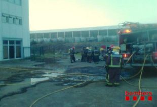 Un incendi crema el material d'una empresa de reciclatge de plàstic a Maçanet de la Selva