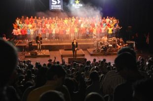 Els Lax'n'Busto uneixen fins a tres generacions a l'estrena del 'Lax'n'Xics'