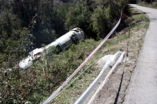 Ferit greu el conductor d'un camió que ha caigut per un marge a Sant Aniol de Finestres