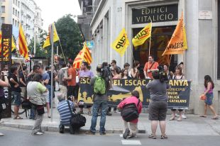 Mig centenar de persones es concentren contra els Borbons i la Fundació Príncep de Girona