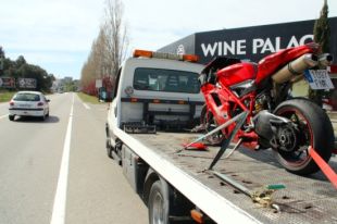 Mor el conductor d'una motocicleta després de sortir de la via a Lloret de Mar