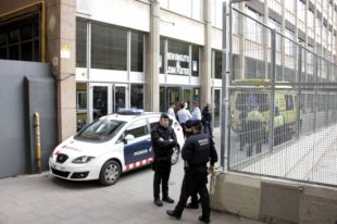 Un alumne mata un professor amb un tret de ballesta en un institut de Barcelona 