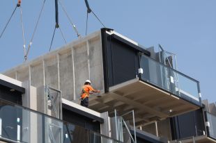Banyoles construeix 32 pisos de protecció oficial en només tres dies