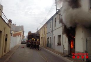 Un incendi crema la planta baixa d'una casa abandonada de Llagostera