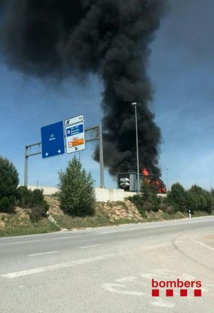 S'incendia un tràiler carregat de fibra de vidre a l'A-2 a Riudellots de la Selva