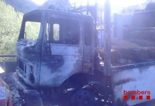 Crema un camió carregat de bruc a l'Eix Transversal