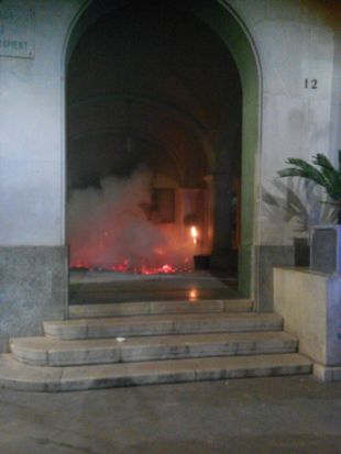 Cremen una de les Creus de Maig a l'entrada de l'Ajuntament de Figueres