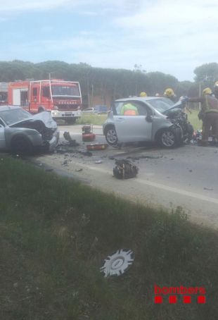 Una dona ferida greu en un xoc frontal en una carretera de la platja a Pals