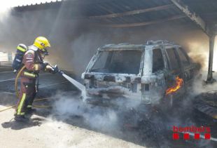 Crema un cotxe estacionat en un pàrquing de l'AP-7 a Garrigàs
