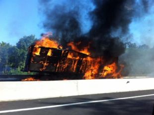 Reobert l'Eix Transversal en sentit Girona després de 10 hores per l'incendi d'un camió