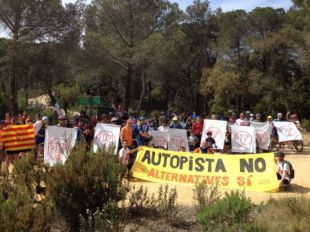 Més de 100 persones marxen contra la prolongació de l'autopista C-32 fins a Lloret de Mar