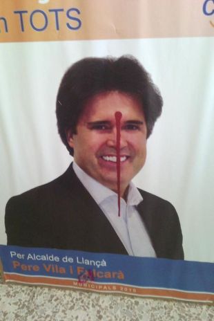 Pinten un tret al cap als cartells del candidat de CiU a Llançà