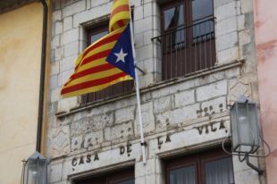 L'ajuntament de Torroella de Montgrí s'ho repensa i podria despenjar l'estelada