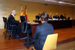 Judici per intentar matar el seu marit a ganivetades en un pis de Figueres