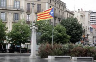 L'estelada que van robar tres militars a la Rambla de Figueres ja torna a onejar